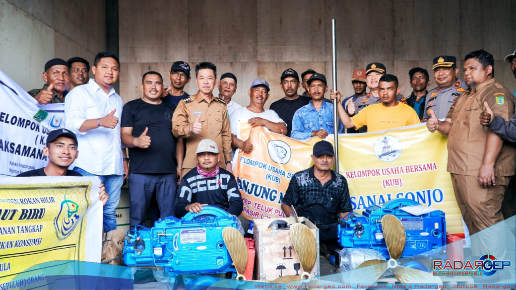 Bupati Rohil Serahkan Bantuan Mesin Bot Sebanyak 80 Kepada Kelompok Nelayan